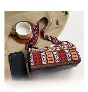 Détail du sac cylindrique bohème avec bandoulière jacquard colorée et motifs ethniques