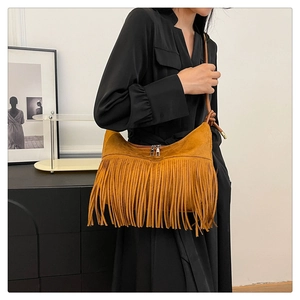 Détails du sac bohème en daim marron avec longues franges et double fermeture éclair argent