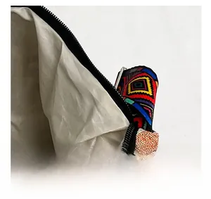 Dettaglio della chiusura a zip in metallo e fodera di questa borsa tessuta in stile etnico