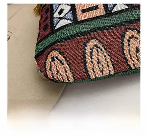 Dettaglio macro della trama tessuta colorata e cuciture di precisione sulla borsa etnica