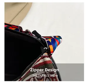 Détail du sac bandoulière ethnique avec texture tissée colorée et fermeture éclair noire