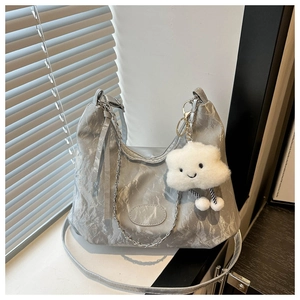 Dettaglio borsa hobo argento metallizzato con catena e ciondolo a nuvola soffice