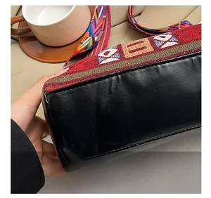 Détail des coutures précises sur un sac en cuir de style ethnique avec motif tissé
