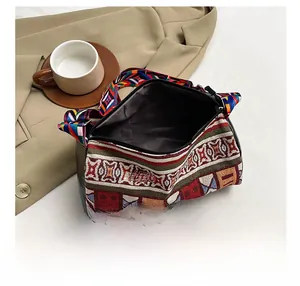 Vue détaillée de l'intérieur spacieux et des motifs ethniques colorés du sac seau en tissage