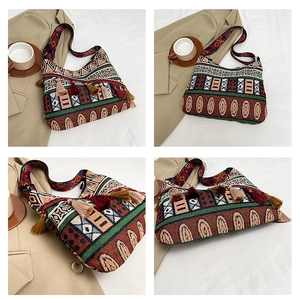 Dettagli della borsa a spalla jacquard etnica con motivi geometrici e nappe colorate