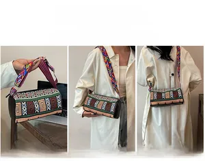 Détail du sac seau bohème à rayures avec broderie et large bandoulière colorée