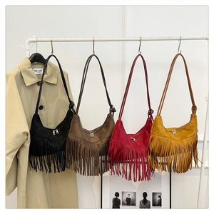 Détail de quatre sacs à bandoulière vintage à franges en noir, marron, rouge et jaune