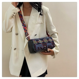 Détail du sac seau ethnique avec motifs géométriques colorés et large bandoulière
