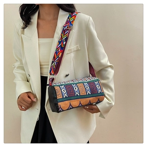 Détail d'un sac seau bohème avec motif ethnique et large bandoulière ajustable
