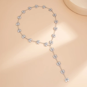 Collana lunga a Y con ciondoli a fiocco argento e finitura metallica lucida elegante