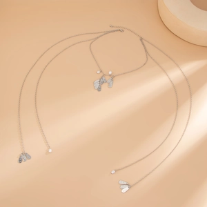 Elegante collana con fiocco argentato, lunghe frange di perle e ciondolo a foglia
