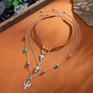 Böhmisches mehrlagiges Halsketten-Set mit Türkis-Anhänger und braunem Wildleder-Choker