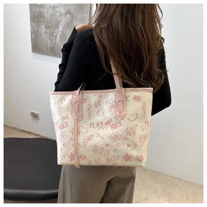 Dettaglio della borsa shopper bianca in PU con motivi graffiti rosa e doppi manici robusti