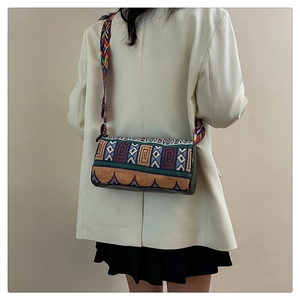 Sac seau ethnique avec motif jacquard géométrique et large bandoulière sur blazer blanc