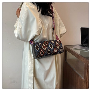 Détail d'un sac bandoulière ethnique avec motif géométrique et large sangle en jacquard