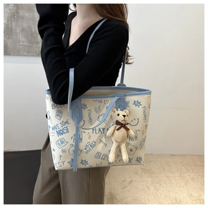 Dettaglio della grande borsa tote graffiti con un simpatico portachiavi a forma di orsetto