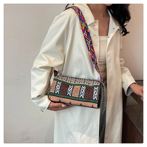 Détails des motifs jacquard géométriques sur ce sac seau bandoulière de style ethnique