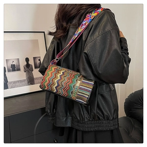 Détail d'un sac bandoulière tricoté ethnique coloré avec large sangle d'épaule réglable