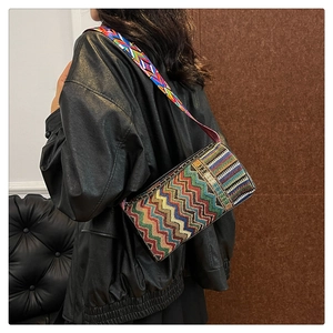 Détail du sac à bandoulière tissé bohème avec motif à rayures colorées en zigzag