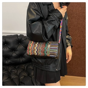 Détail du sac seau bohème tissé en zigzag avec large bandoulière rayée réglable pour femme