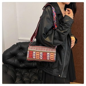 Détail du sac seau ethnique avec motifs géométriques tissés et large bandoulière