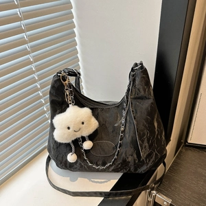 Sac Hobo Plissé à la Mode pour Femmes Grande Capacité en Cuir PU Sac à Épaule Avec Chaîne Métallique Et Joli Pendentif Nuage