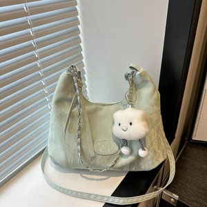 Sac fourre-tout vert clair en cuir plissé avec bandoulière et pendentif nuage