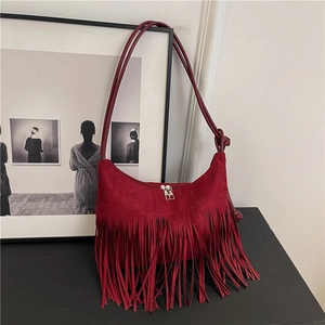 Sac bandoulière en daim bordeaux avec longues franges et fermetures éclair argentées