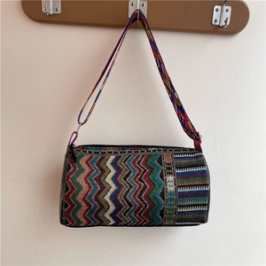 Sac bandoulière cylindrique bohème avec motifs ethniques colorés et large sangle