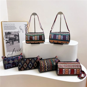 Sacs bandoulière bohèmes ethniques avec motifs géométriques et larges bandoulières