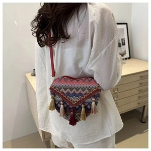 Bolso bandolera étnico en forma de corazón con patrones tejidos coloridos y flecos largos