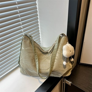 Borsa Tote in Pelle PU di Grande Capacità per Donna Texture Increspata Borsa a Spalla con Pendaglio a Nuvola Casual
