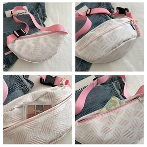 Vue détaillée du sac bandoulière matelassé beige en nylon avec sangle rose et boucle de fermeture