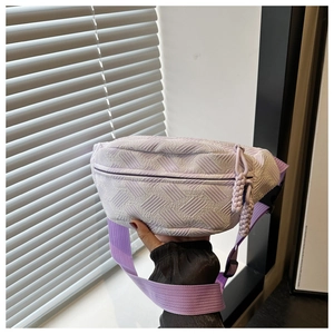 Vue détaillée du sac bandoulière tissé lavande avec bandoulière réglable en nylon robuste