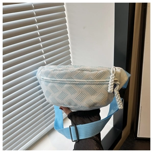 Détail du sac banane en sergé bleu clair et blanc avec bandoulière en nylon réglable