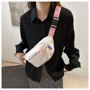 Détail du sac de poitrine blanc texturé avec bandoulière rose et étiquette mode