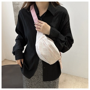 Détail du sac bandoulière en nylon avec gaufrage géométrique et bandoulière large en tissu