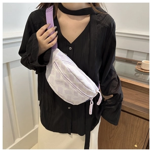 Détail du sac à bandoulière lilas avec motif tissé géométrique et tirette de zip tressée