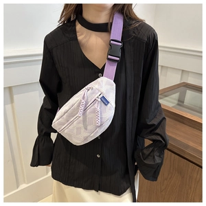Détail du sac de poitrine tissé violet clair avec bandoulière réglable et étiquette