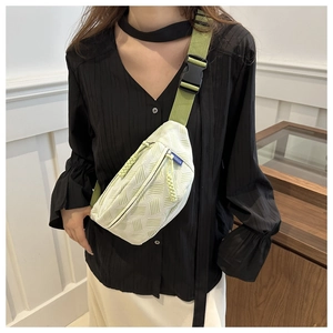 Sac de poitrine croisé blanc crème à texture géométrique et bandoulière verte
