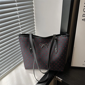 Sac fourre-tout à motif de cœurs rouges et détail de nœud en métal argenté