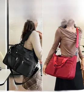 Detailansicht der großen Nylon-Umhängetasche mit funktionalen Reißverschlussfächern