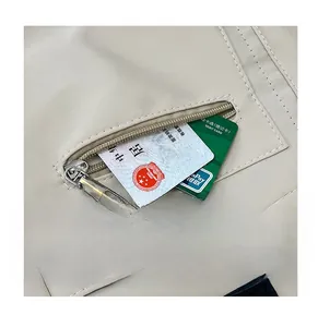 Makroaufnahme der beigefarbenen Oxford-Tasche mit Reißverschlussfach und Kartensteckplatz