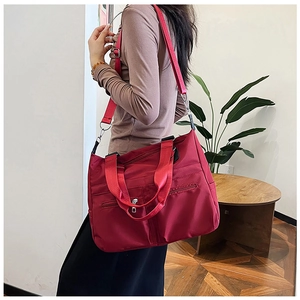 Details der großen roten wasserdichten Nylon-Tasche mit Reißverschlüssen und Gurt