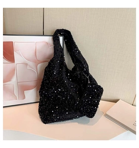 Détail d'un sac cabas noir à paillettes avec une petite pochette à chaîne assortie