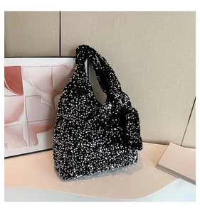 Détail du sac cabas à paillettes avec une petite pochette à fermeture éclair assortie