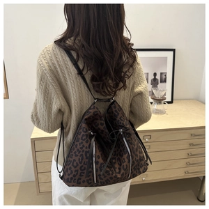 Sac à dos léopard tendance pour femme avec cordon de serrage et fermetures éclair métalliques