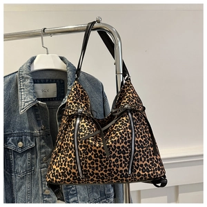 Détail du sac cabas léopard avec fermetures éclair argentées et lanières en cuir