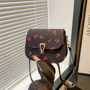Sacoche selle noire à imprimé cerises avec boucle en U dorée et bandoulière réglable