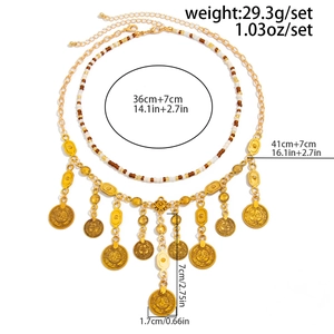 Détail du collier bohème montrant les dimensions et les pendentifs pièces dorées